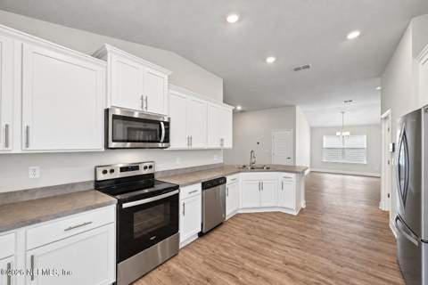 8179 Helmsley Boulevard, Jacksonville FL - photo 8 of 33