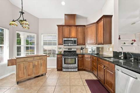 5901 Alamosa Circle, Jacksonville FL - photo 9 of 48