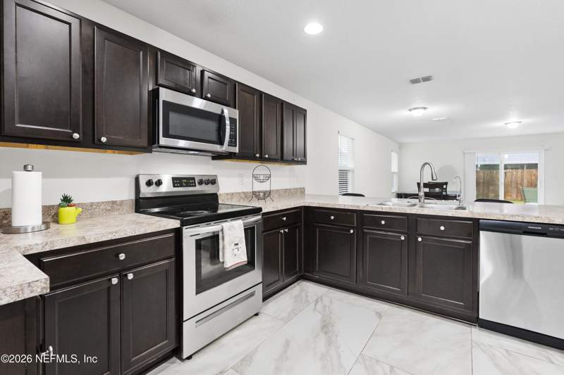 4 bedroom Single Family Residence at 1301 Sarahs Landing Drive, Sarahs Landing, Jacksonville — photo 4