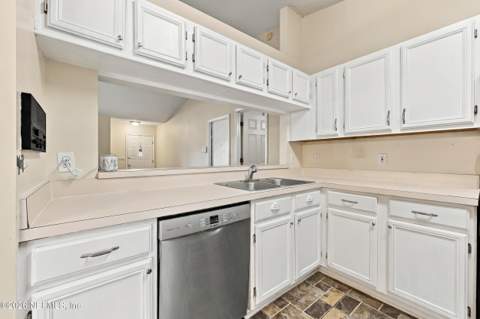 4926 Garden Moss Circle, Jacksonville FL - photo 17 of 39