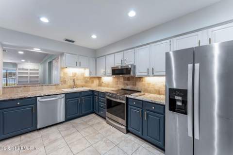 4300 Lakeside Drive #9, Jacksonville FL - photo 13 of 33