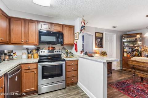 5223 Hollycrest Drive, Jacksonville FL - photo 11 of 39