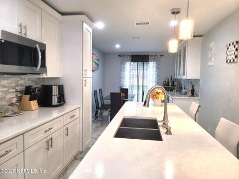 5081 Winchester Drive, Jacksonville FL - photo 11 of 27