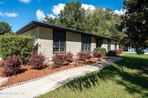 1028 Lake Asbury Drive, Green Cove Springs FL - photo 9 of 48
