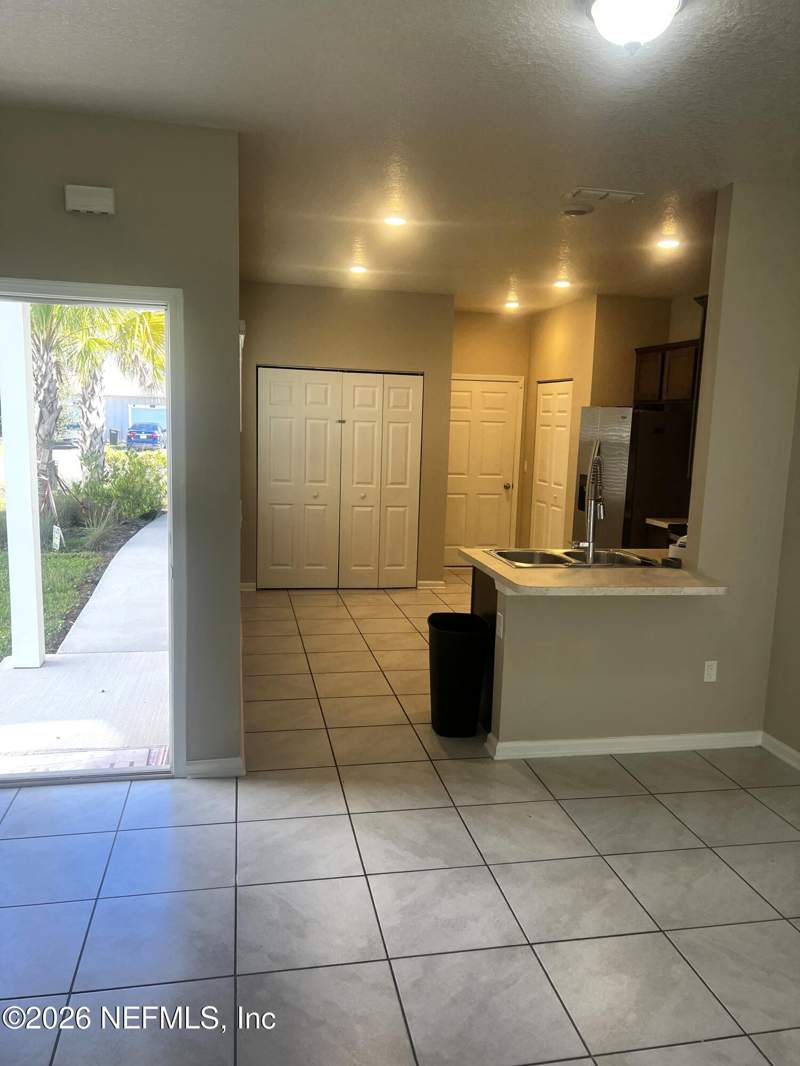 3 bedroom Townhouse at 923 Capitol Parkway, Capitol Park East, Jacksonville — photo 4