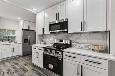 2221 E Home Park Circle, Jacksonville FL - photo 13 of 98