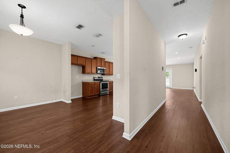 4 bedroom Single Family Residence at 11435 W Court Boulevard, Pineview Heights, Jacksonville — photo 4