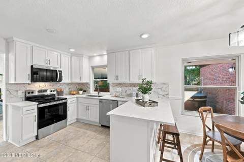 6311 Whispering Oaks Drive, Jacksonville FL - photo 12 of 56