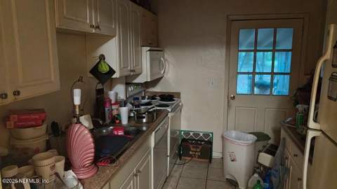 7833 Delaroche Drive, Jacksonville FL - photo 7 of 13