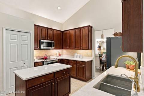 9250 Sunrise Breeze Court, Jacksonville FL - photo 19 of 82