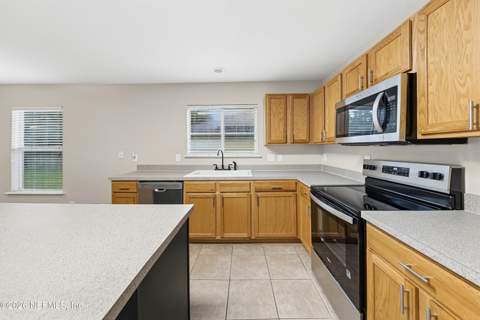 8050 Leafcrest Drive, Jacksonville FL - photo 7 of 19
