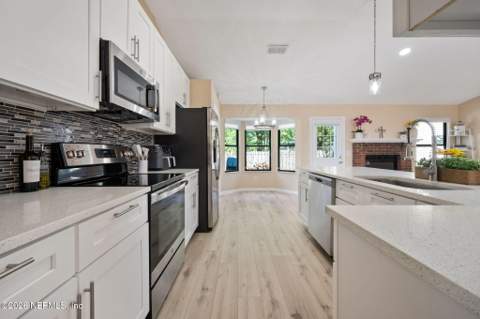10603 Scottsdale Court, Jacksonville FL - photo 16 of 93