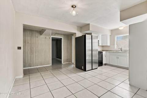 7404 Strato Road, Jacksonville FL - photo 10 of 27