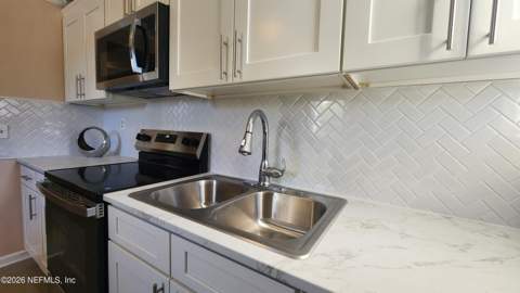 536 S 2nd Avenue, Jacksonville Beach FL - photo 11 of 35