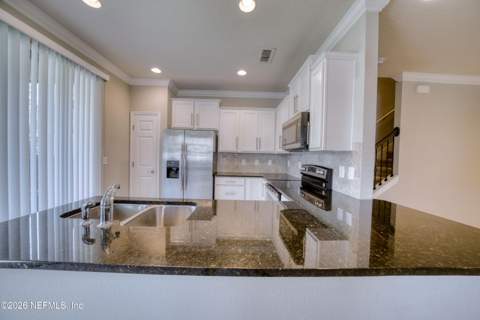7030 Berrybrook Drive, Jacksonville FL - photo 10 of 40
