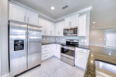 7030 Berrybrook Drive, Jacksonville FL - photo 12 of 40