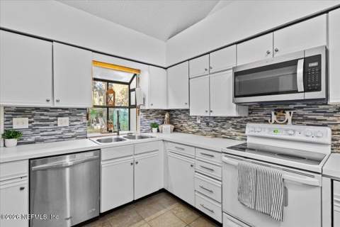 5511 Keystone Drive, Jacksonville FL - photo 10 of 39