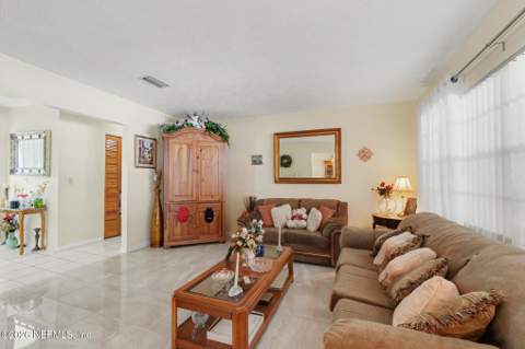 7904 Laffit Drive, Jacksonville FL - photo 9 of 30