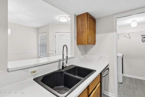 5548 Marathon Parkway, Jacksonville FL - photo 9 of 25