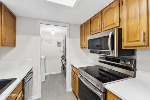 5548 Marathon Parkway, Jacksonville FL - photo 11 of 25