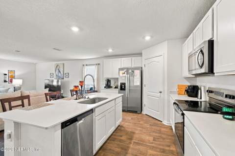 5597 Rustic Thorn Road, Jacksonville FL - photo 8 of 38