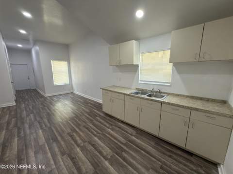 6342 Rosa Avenue, Jacksonville FL - photo 6 of 20