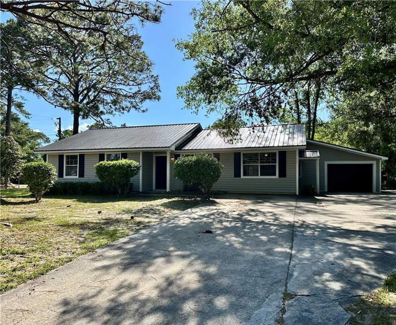 3 bedroom Single Family Residence at 1301 Riverside Avenue, No Recorded Subdivision, Waycross — photo 2