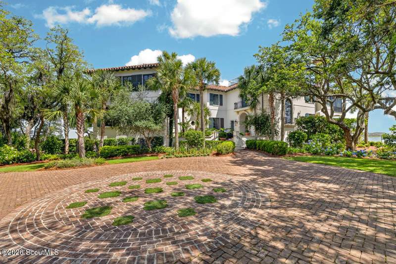 6 bedroom Single Family Residence at 338 W Fifty Sixth Street, Sea Island Cottages, Sea Island — photo 2
