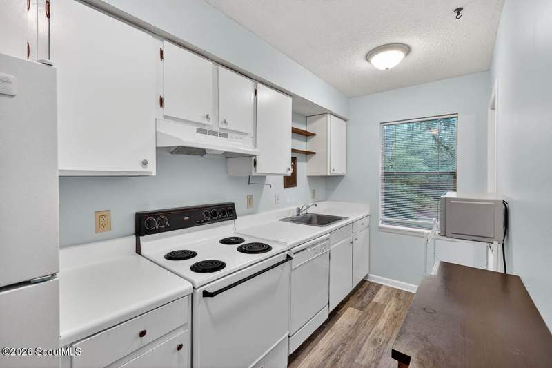 2 bedroom Condominium at 800 Mallery Street, Village Green Condos, St. Simons Island — photo 4