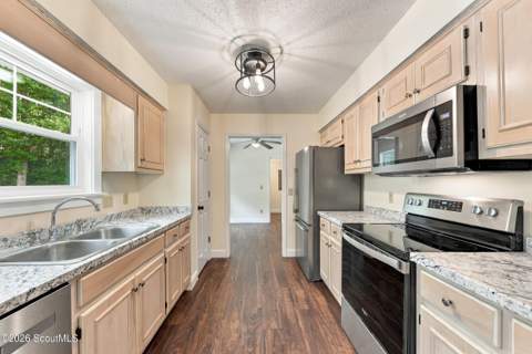 703 E Bay Avenue, Kingsland GA - photo 6 of 32
