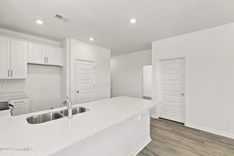1060 Lakes Boulevard, Brunswick GA - photo 10 of 33