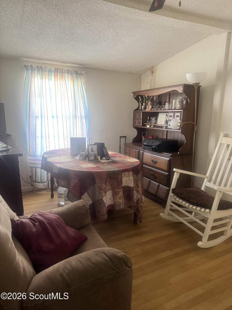 3 bedroom Single Family Residence at 706 W Poplar Street, Jesup, Jesup — photo 4