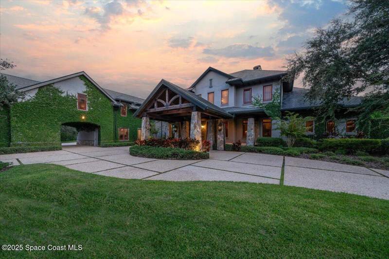 8 bedroom Single Family Residence at 586 Wethersfield Place, Oak Park at Suntree Replat 1, Melbourne — photo 1