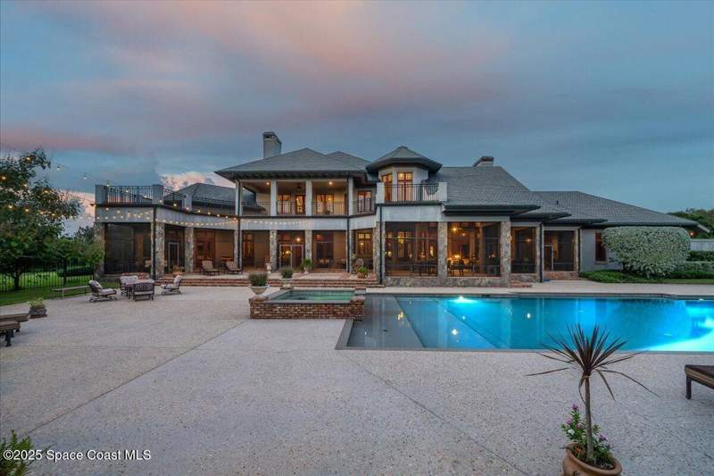 8 bedroom Single Family Residence at 586 Wethersfield Place, Oak Park at Suntree Replat 1, Melbourne — photo 3