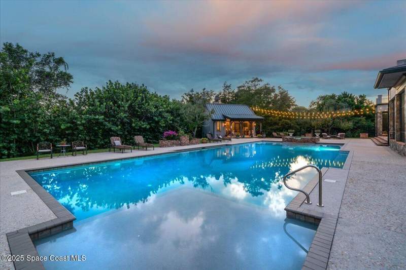 8 bedroom Single Family Residence at 586 Wethersfield Place, Oak Park at Suntree Replat 1, Melbourne — photo 5