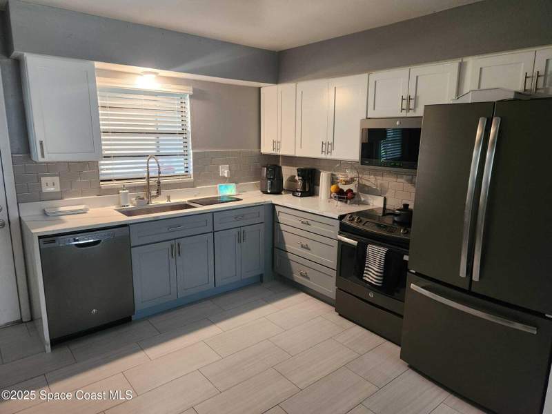 3 bedroom Single Family Residence at 1695 N Banana River Drive, Riviera Isles Sec 2, Merritt Island — photo 4