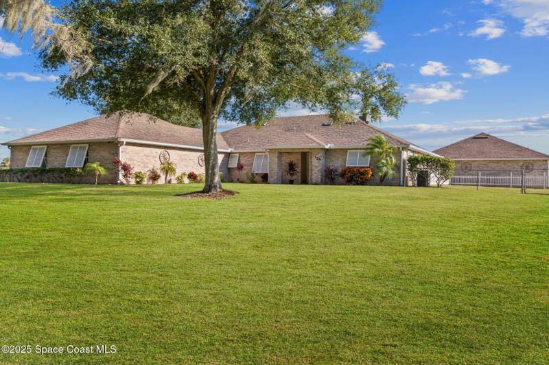 5 bedroom Single Family Residence at 3125 Davis Road, Indian River Park Sec 18, Mims — photo 2