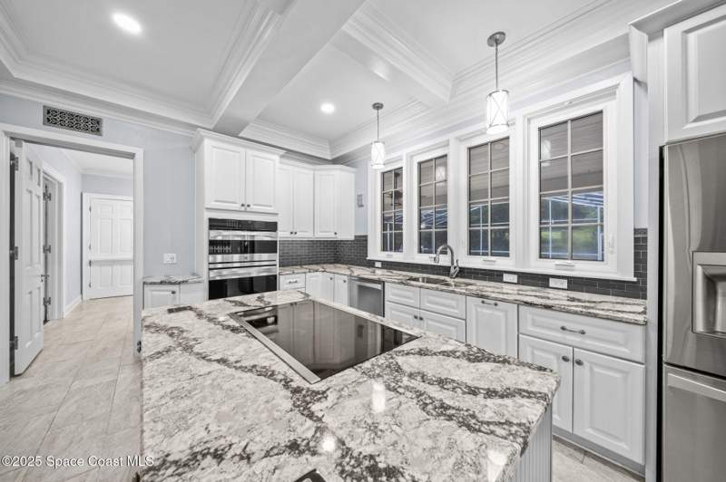6 bedroom Single Family Residence at 875 N Indian River Drive, Crestview, Cocoa — photo 4