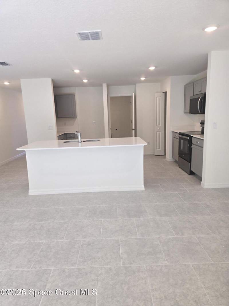 4 bedroom Single Family Residence at 941 SW Richmond Circle, Richmond Cove, Palm Bay — photo 4