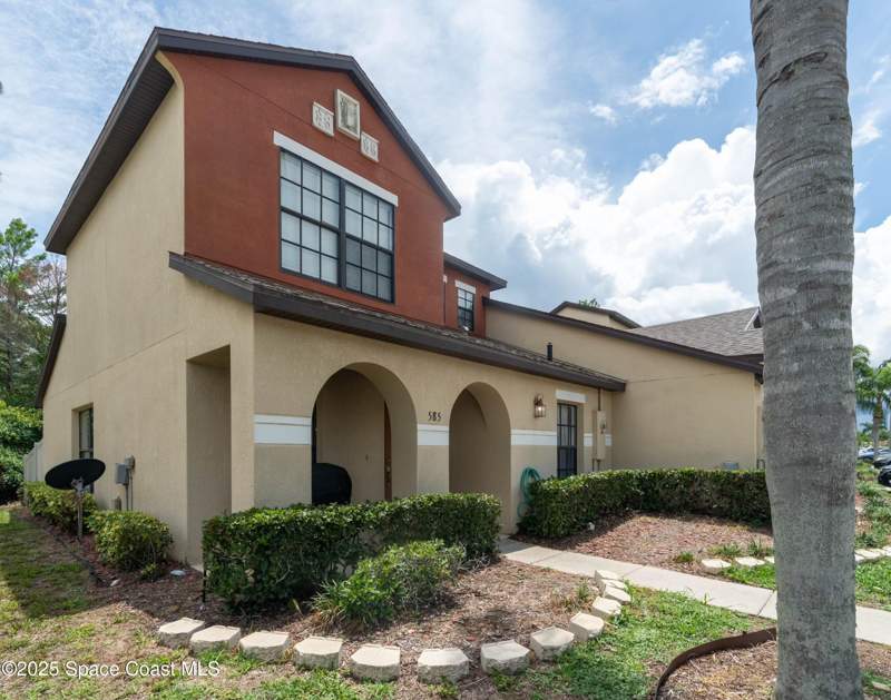 3 bedroom Townhouse at 585 Margie Drive, Oak Ridge Townhomes, Titusville — photo 2