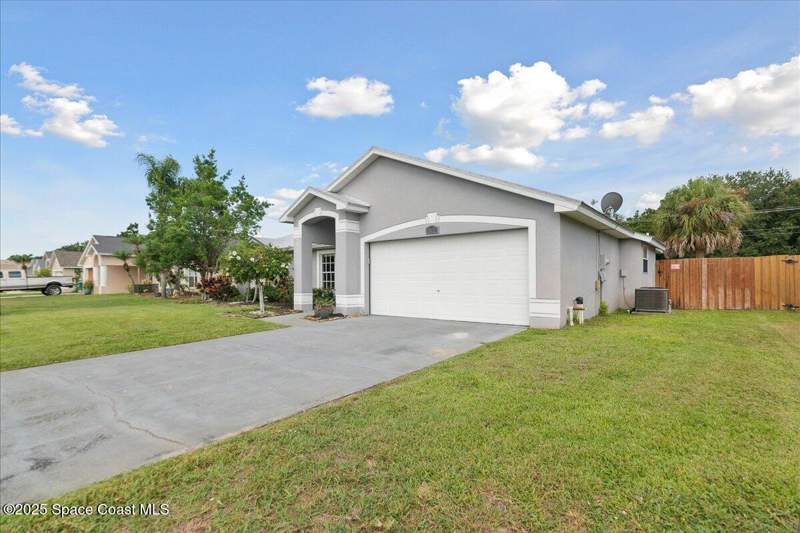3 bedroom Single Family Residence at 897 Hunters Creek Drive, Hunters Creek Phase II, Melbourne — photo 2