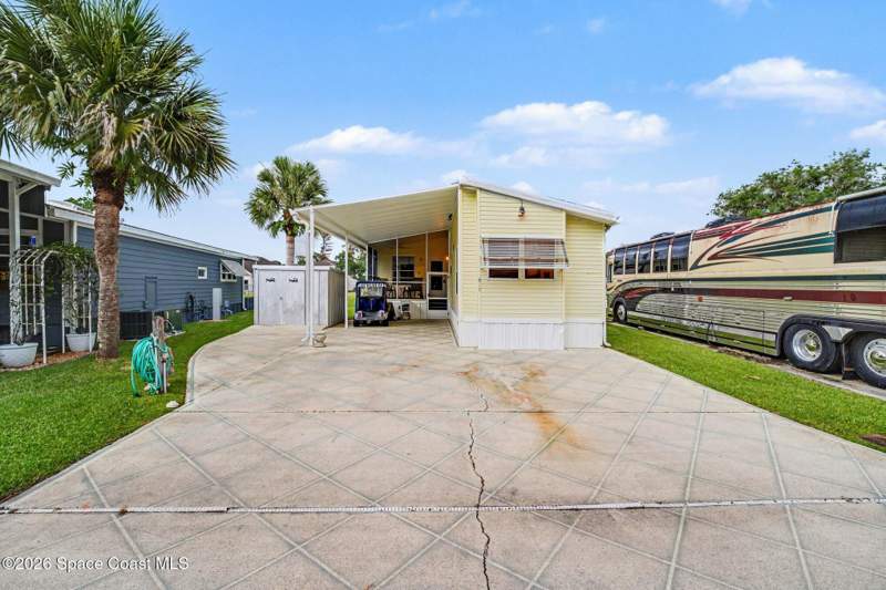 1 bedroom Manufactured Home at 513 Lake Drive, The Great Outdoors Premier RV/Golf Resort II, Titusville — photo 3