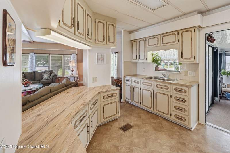 2 bedroom Manufactured Home at 511 Jennifer Circle, Hollywood Estates, Melbourne — photo 4