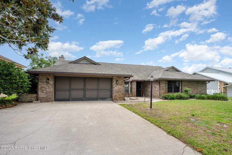 4 bedroom Single Family Residence at 441 Crystal Lake Drive, Suntree Pud Stage 4 Tract 29 29 Unit 2, Melbourne — photo 3