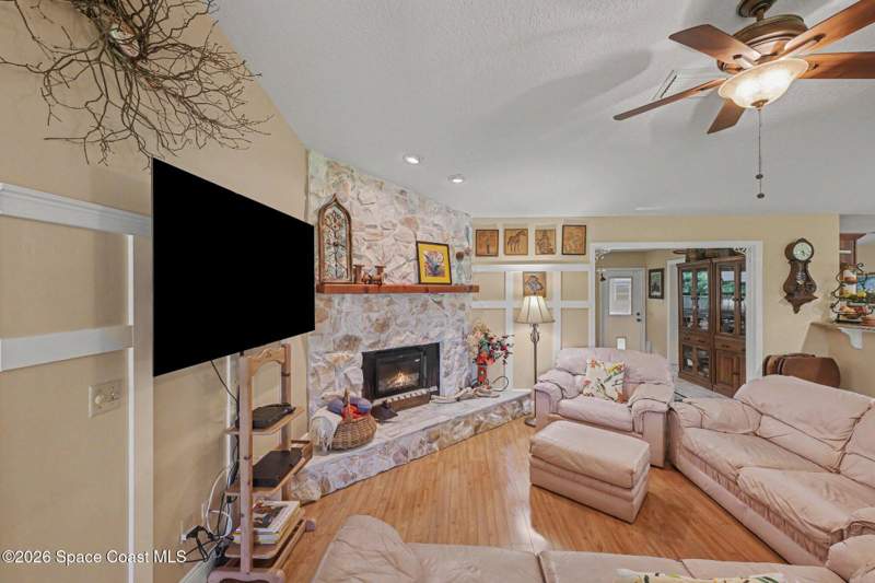 3 bedroom Single Family Residence at 1810 Whispering Oaks Circle, Oaks of Eau Gallie The, Melbourne — photo 4