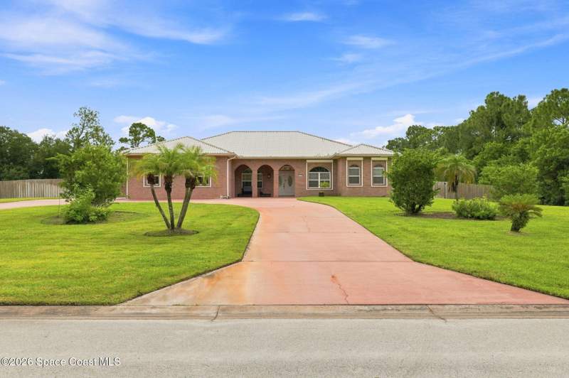 4 bedroom Single Family Residence at 8605 Lake Ridge Drive, Lake Ridge, Palm Bay — photo 3