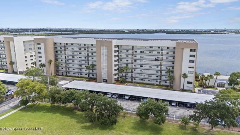 3 bedroom Condominium at 300 S Sykes Creek Parkway #105, Merritt Towers Condo Ph III, Merritt Island — photo 2