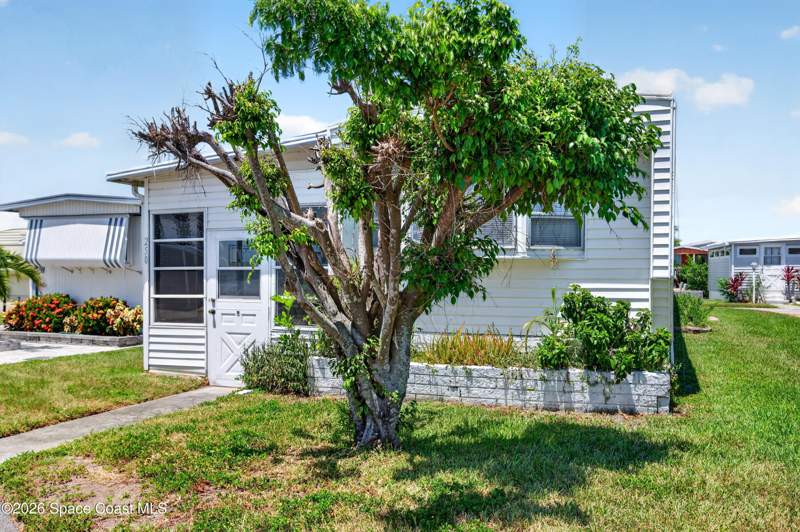 2 bedroom Manufactured Home at 250 Liberty Lane, A1A Condo Park Condo, Melbourne Beach — photo 2