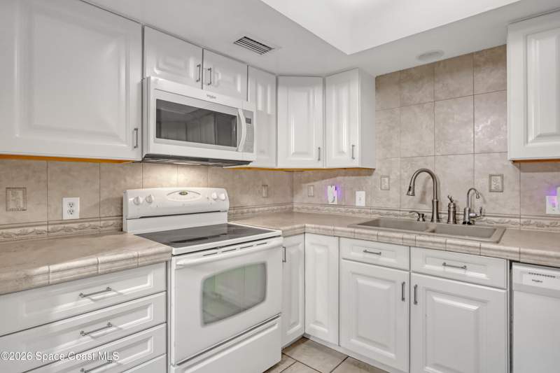 2 bedroom Condominium at 261 Cape Shores Circle #18-B, Cape Shores Apt Bldg No 18 Condo, Cape Canaveral — photo 2