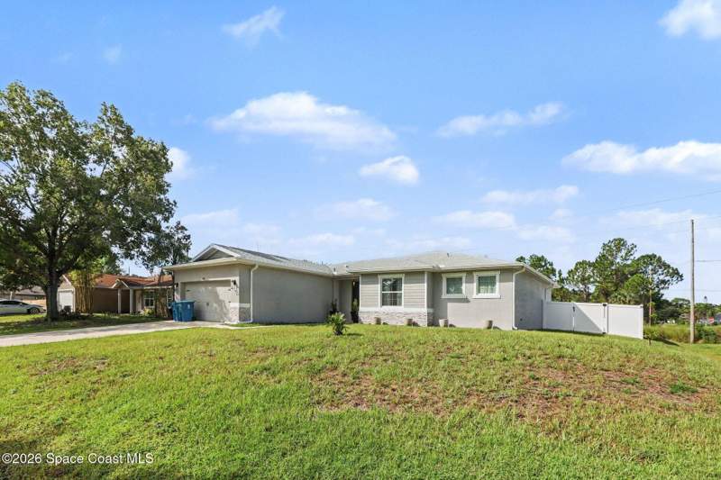 4 bedroom Single Family Residence at 560 Topeka Road, Port Malabar Unit 20, Palm Bay — photo 2